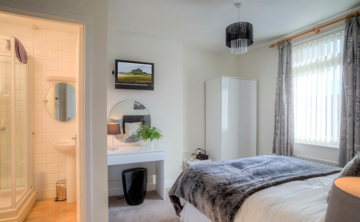 What Is an En Suite Bathroom? Pros, Cons, and Design Tips